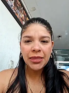 Snapshot of Layla-daring chatting on 12-14-25, 04:23 Layla-daring online show from 12-14-25, 04:23