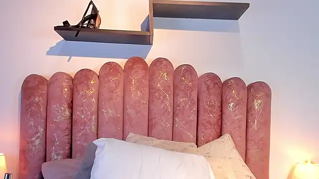 Sharol Daniiels online show from 12-17-25, 02:01