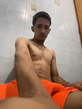 Snapshot of charlie_bass chatting on 12-18-25, 04:24 charlie bass online show from 12-18-25, 04:24