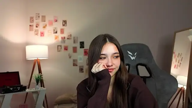 Snapshot of Vexorine chatting on 12-13-25, 08:14 Vexorine online show from 12-13-25, 08:14