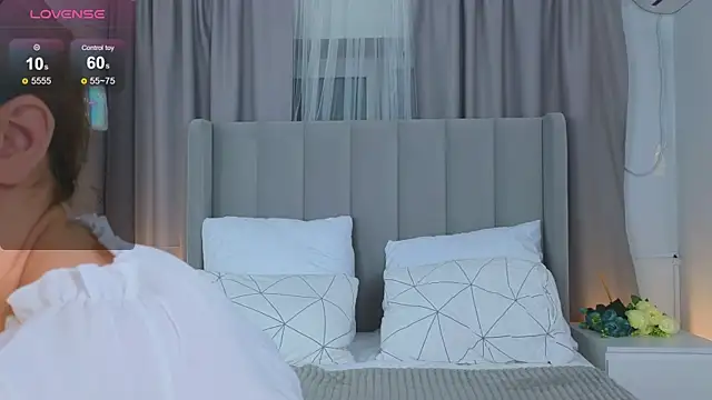 LyraTate online show from 12-16-25, 01:32