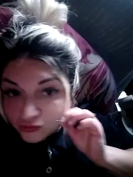 Snapshot of CharleyCream chatting on 12-17-25, 11:05 CharleyCream online show from 12-17-25, 11:05