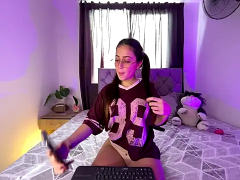 Snapshot of SophieeMoore chatting on 12-19-25, 06:59 SophieeMoore online show from 12-19-25, 06:59