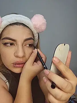 Snapshot of mila_curvy chatting on 12-15-25, 05:34 mila curvy online show from 12-15-25, 05:34