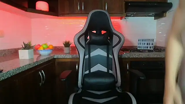 Snapshot of eren_jeager chatting on 12-05-25, 02:31 eren jeager online show from 12-05-25, 02:31