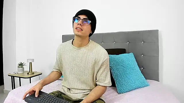 Snapshot of eren_jeager chatting on 01-07-26, 08:11 eren jeager online show from 01-07-26, 08:11