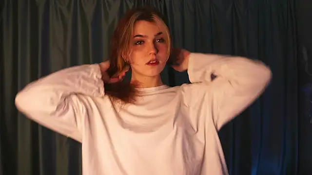 Snapshot of FannyRay chatting on 12-02-25, 08:04 FannyRay online show from 12-02-25, 08:04