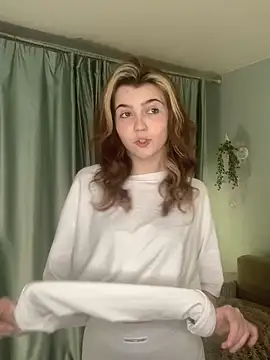 Snapshot of FannyRay chatting on 12-16-25, 11:10 FannyRay online show from 12-16-25, 11:10