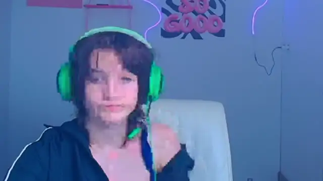 Snapshot of Alice_Wonderme chatting on 01-09-26, 10:33 Alice Wonderme online show from 01-09-26, 10:33