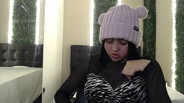 Snapshot of mia_violet8 chatting on 11-27-25, 12:24 mia violet8 online show from 11-27-25, 12:24