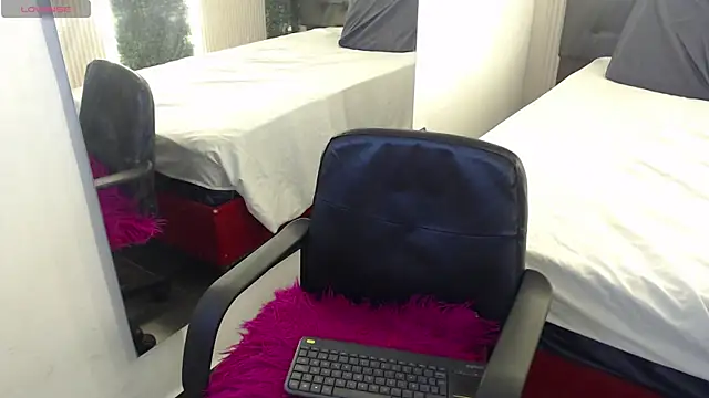 Snapshot of mia_violet8 chatting on 12-14-25, 01:55 mia violet8 online show from 12-14-25, 01:55