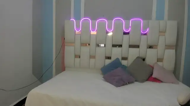 mask red girl online show from 01-10-26, 12:18