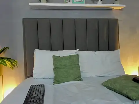 Snapshot of lindaa_natashaa_ chatting on 11-22-25, 03:49 lindaa natashaa online show from 11-22-25, 03:49