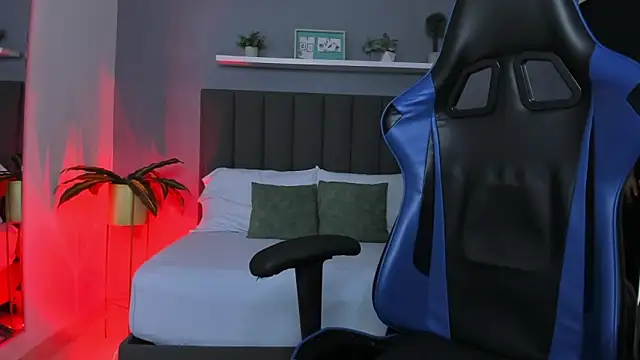 Snapshot of lindaa_natashaa_ chatting on 12-02-25, 02:17 lindaa natashaa online show from 12-02-25, 02:17