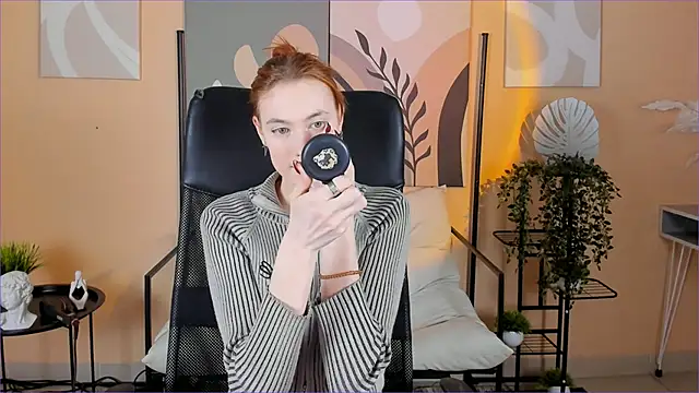 Snapshot of SierraHarper chatting on 12-14-25, 04:45 SierraHarper online show from 12-14-25, 04:45