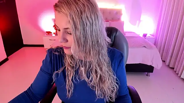 Snapshot of Violeta_Hotter chatting on 12-17-25, 11:05 Violeta Hotter online show from 12-17-25, 11:05