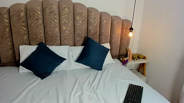 Snapshot of Ambar85 chatting on 11-28-25, 03:09 Ambar85 online show from 11-28-25, 03:09