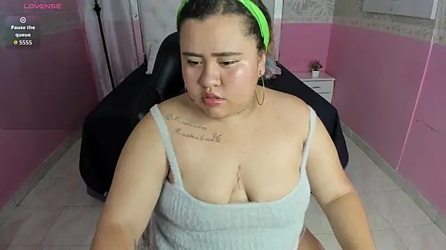 Snapshot of Danna_Keys chatting on 12-17-25, 06:47 Danna Keys online show from 12-17-25, 06:47