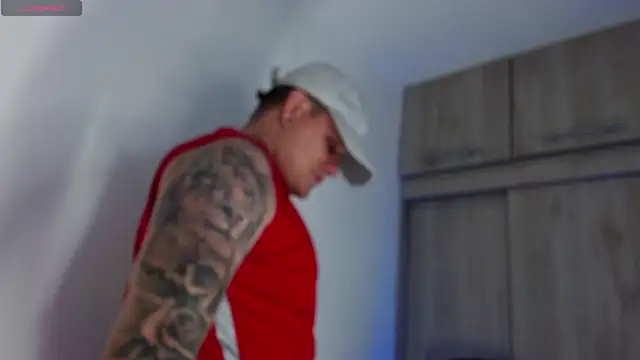 Snapshot of leon_cumming chatting on 11-25-25, 10:54 leon cumming online show from 11-25-25, 10:54