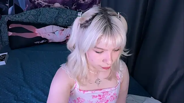 Snapshot of LolaDollyMur chatting on 12-15-25, 07:07 LolaDollyMur online show from 12-15-25, 07:07