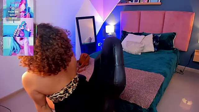 Snapshot of Raven_Curly chatting on 11-26-25, 04:35 Raven Curly online show from 11-26-25, 04:35