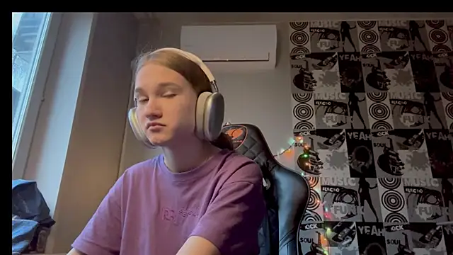 Snapshot of helgicuteness chatting on 12-15-25, 06:39 helgicuteness online show from 12-15-25, 06:39