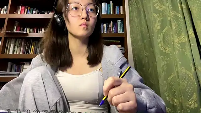 Snapshot of LinaClous chatting on 12-16-25, 03:39 LinaClous online show from 12-16-25, 03:39