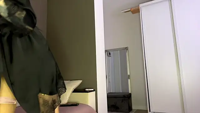 Snapshot of stellaqt chatting on 11-29-25, 01:25 stellaqt online show from 11-29-25, 01:25