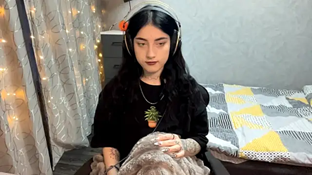 Snapshot of Meowluly chatting on 12-03-25, 09:24 Meowluly online show from 12-03-25, 09:24