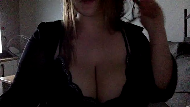 Snapshot of Blue-Coxy chatting on 12-15-25, 10:03 Blue-Coxy online show from 12-15-25, 10:03