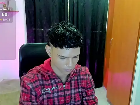 Snapshot of secret_justin7 chatting on 12-14-25, 12:32 secret justin7 online show from 12-14-25, 12:32