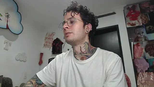 Snapshot of CryBoy13 chatting on 12-05-25, 04:21 CryBoy13 online show from 12-05-25, 04:21