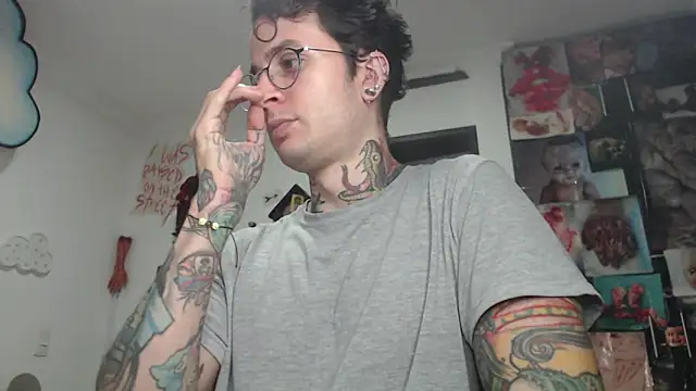 Snapshot of CryBoy13 chatting on 12-16-25, 05:45 CryBoy13 online show from 12-16-25, 05:45