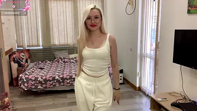 Snapshot of MistikMinx chatting on 12-17-25, 12:55 MistikMinx online show from 12-17-25, 12:55