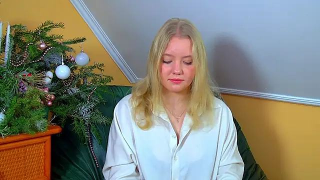 Snapshot of EmilyEvanse chatting on 12-14-25, 06:19 EmilyEvanse online show from 12-14-25, 06:19