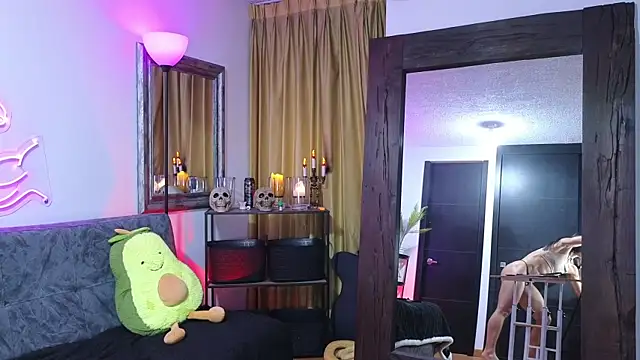 Snapshot of MightyLaura1 chatting on 11-27-25, 10:34 MightyLaura1 online show from 11-27-25, 10:34