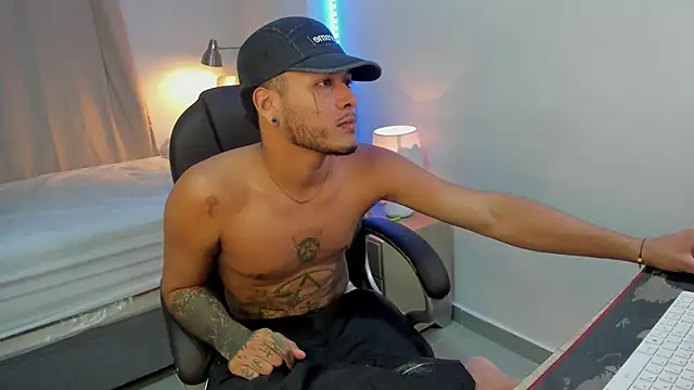 Snapshot of master_evil07 chatting on 11-30-25, 03:43 master evil07 online show from 11-30-25, 03:43