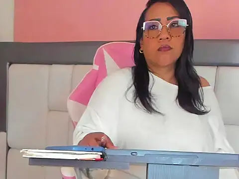 Snapshot of KarolWest_ chatting on 12-15-25, 12:31 KarolWest online show from 12-15-25, 12:31