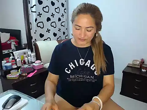 Snapshot of ximenaxcite19 chatting on 12-19-25, 01:23 ximenaxcite19 online show from 12-19-25, 01:23