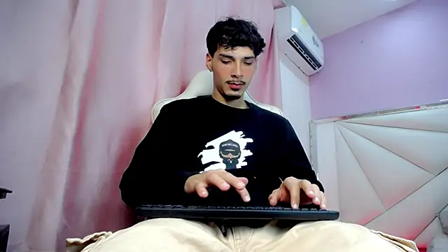 Yankeee  online show from 12-14-25, 04:29