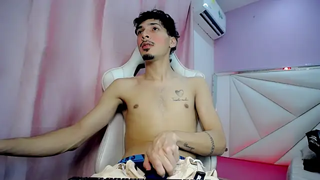 Yankeee  online show from 12-15-25, 04:17