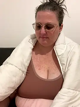 Snapshot of bea_french_curvy chatting on 01-13-26, 07:41 bea french curvy online show from 01-13-26, 07:41