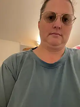 Snapshot of bea_french_curvy chatting on 02-01-26, 08:40 bea french curvy online show from 02-01-26, 08:40