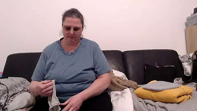 Snapshot of bea_french_curvy chatting on 02-10-26, 09:19 bea french curvy online show from 02-10-26, 09:19