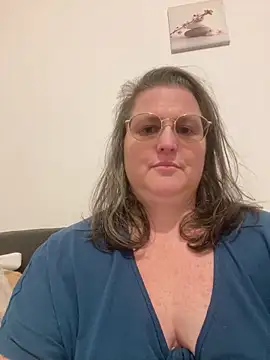 Snapshot of bea_french_curvy chatting on 02-25-26, 08:40 bea french curvy online show from 02-25-26, 08:40