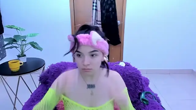 Snapshot of Honney_19 chatting on 12-16-25, 10:20 Honney 19 online show from 12-16-25, 10:20