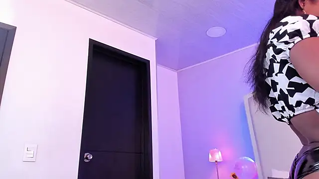 Snapshot of salome_moon_ chatting on 12-18-25, 11:38 salome moon online show from 12-18-25, 11:38