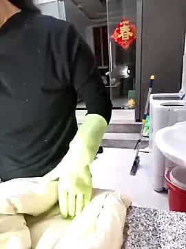 Snapshot of mimi2052 chatting on 12-15-25, 12:59 mimi2052 online show from 12-15-25, 12:59