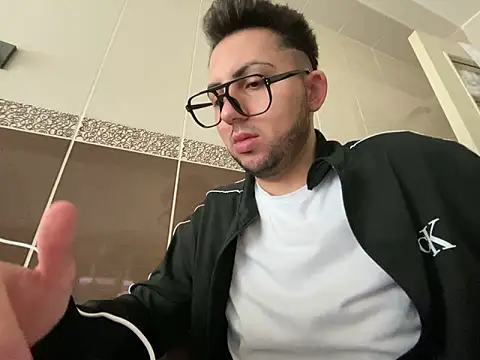 Snapshot of mcylzsd chatting on 12-15-25, 10:52 mcylzsd online show from 12-15-25, 10:52