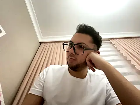 Snapshot of mcylzsd chatting on 12-15-25, 10:58 mcylzsd online show from 12-15-25, 10:58